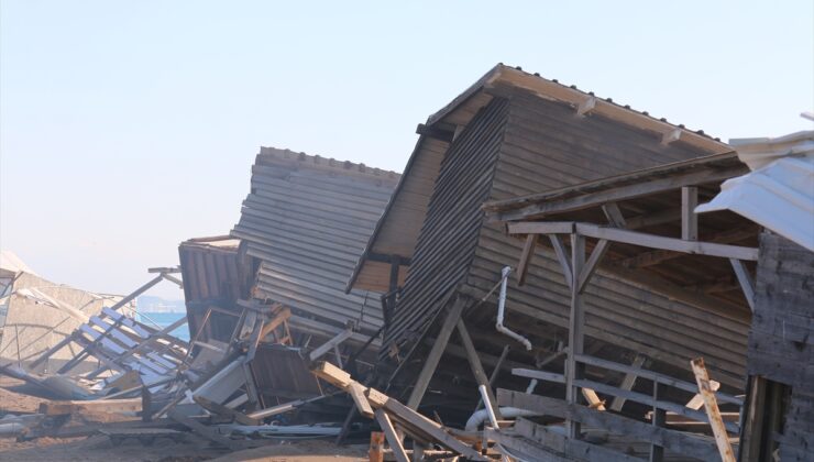 Antalya’da Kumköy sahilindeki tatilcilerin çardakları ekiplerce yıkıldı