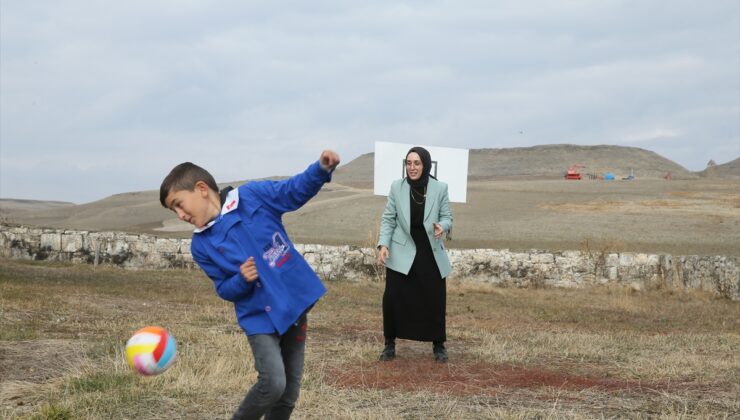 Antalyalı Fatmanur öğretmen Türkiye-Ermenistan sınırındaki köyde eğitim veriyor