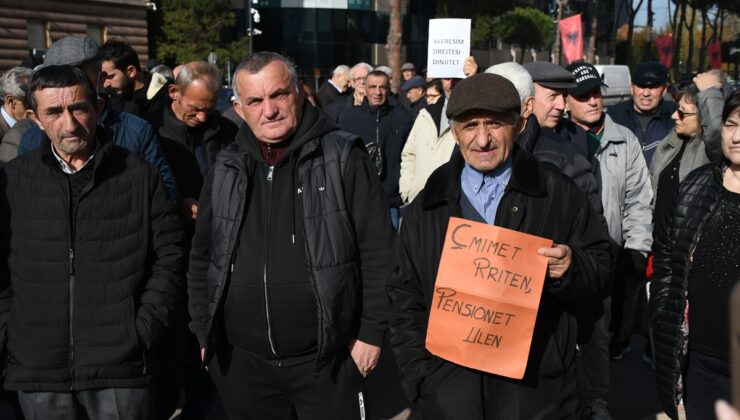 Arnavutluk’ta emekliler, maaşlarının artırılması için protesto düzenledi