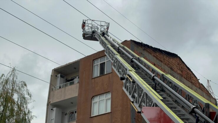 Başakşehir'de çıkan yangında 2 binanın çatısı hasar gördü