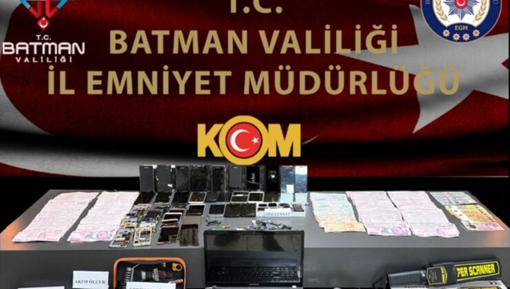 Batman’da ehliyet sınavına girenlere kurduğu düzenekle kopya veren şüpheli tutuklandı