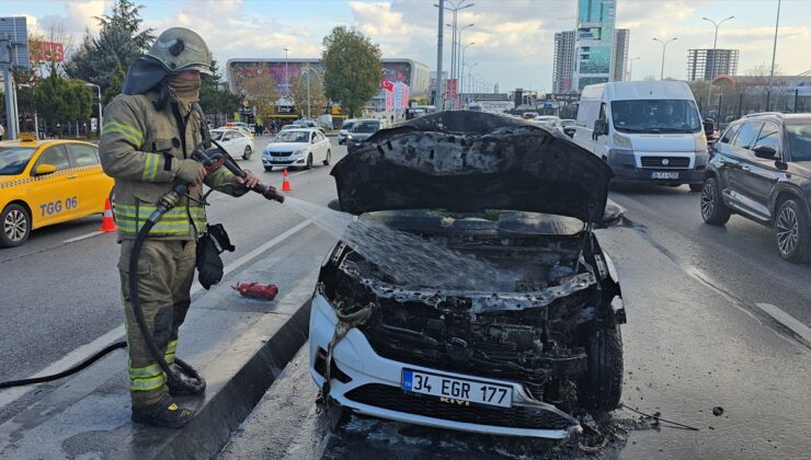 Beylikdüzü'nde seyir halindeki araçta çıkan yangın söndürüldü