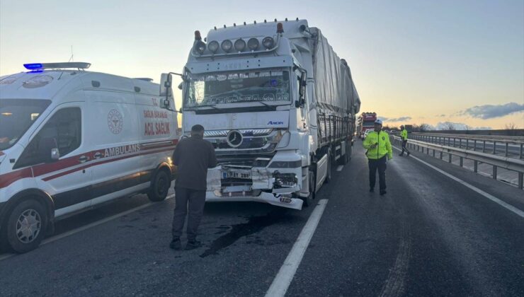 Bilecik’te tırın işçi servisine çarptığı kazada 10 kişi yaralandı