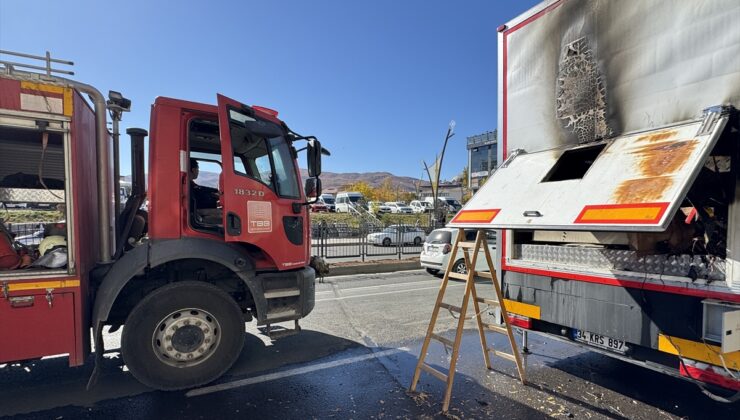 Bingöl'de bir bankanın mobil tırında çıkan yangın söndürüldü