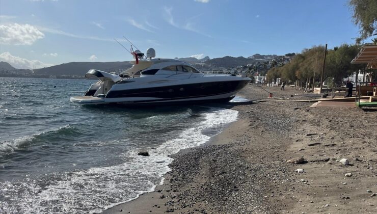 Bodrum'da açıkta demirli yat rüzgar nedeniyle karaya sürüklendi