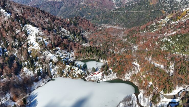 Borçka Karagöl Tabiat Parkı’nda kış ve sonbahar bir arada yaşanıyor