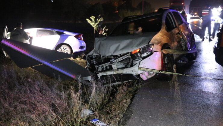 Burdur’da 2 otomobil ile hafif ticari aracın karıştığı kazada 1 kişi öldü, 7 kişi yaralandı