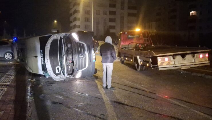 Bursa’da otomobil ile servis minibüsünün çarpıştığı kazada 8 işçi yaralandı