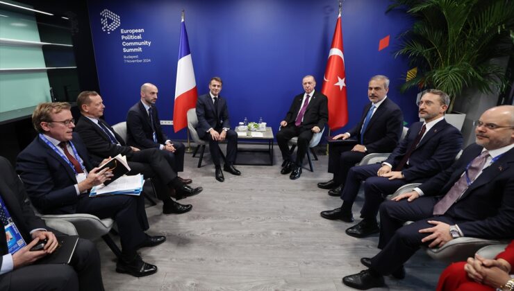 Cumhurbaşkanı Erdoğan, Fransa Cumhurbaşkanı Macron ile görüşmesinde, Gümrük Birliği'nin güncellenmesi ve vize serbestisi vaatlerinin yerine getirilmesinin beklendiğini belirtti