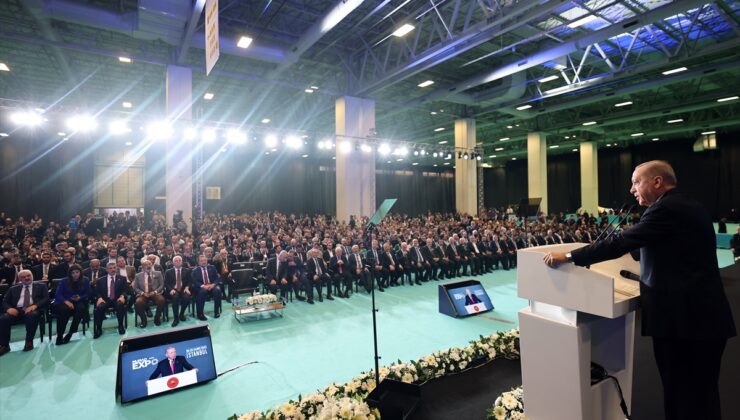 Cumhurbaşkanı Erdoğan: (Göç meselesi) Bütünlüklü bir anlayışla okumak, buna göre doğru, kalıcı ve uzun vadeli politikalar geliştirmek mecburiyetindeyiz.”