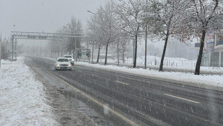 Bolu ve Düzce’de kar yağışı sürüyor