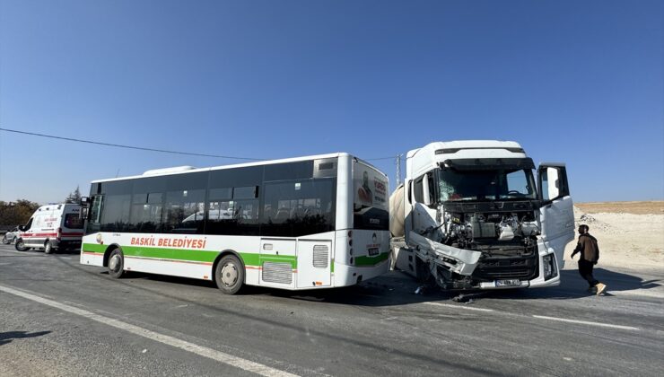 Elazığ'da halk otobüsü ile silobas dorse takılı tırın çarpışması sonucu 6 kişi yaralandı