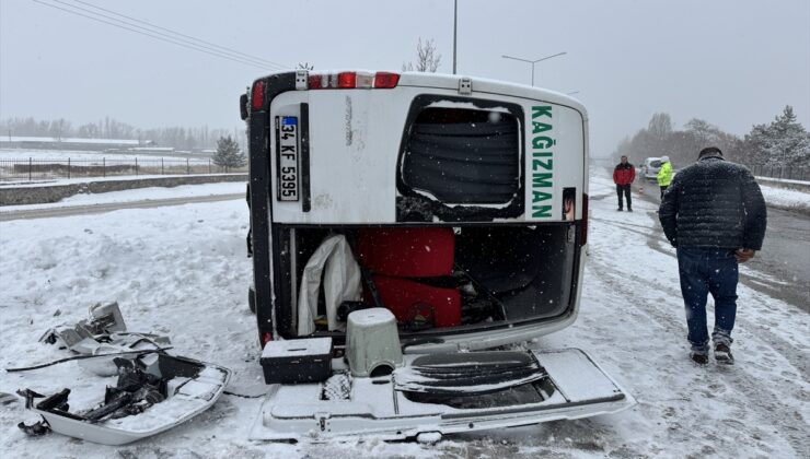 Erzurum'da direğe çarparak devrilen minibüsteki 8 kişi yaralandı