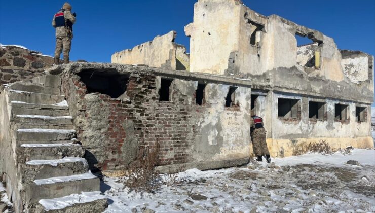 Erzurum'da karla kaplı kayalık alana saklanan 12 düzensiz göçmen yakalandı