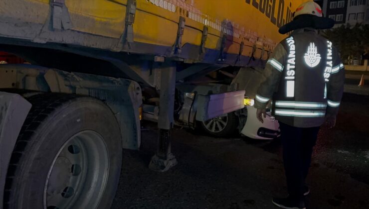 Esenyurt’ta tırın altına giren otomobilin sürücüsü yaralandı