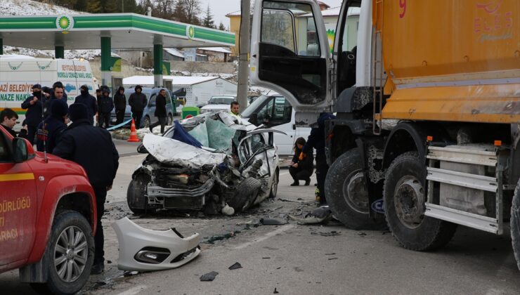 Eskişehir’de hafriyat kamyonuyla çarpışan otomobilin sürücüsü öldü