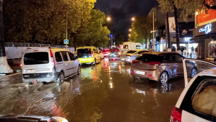 Fethiye'de şiddetli yağış su baskınlarına neden oldu