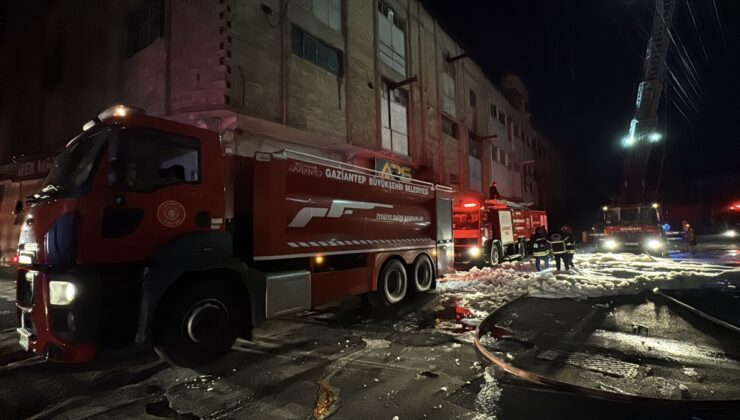 Gaziantep’te ayakkabı ve terlik imalathanesinde çıkan yangın söndürüldü