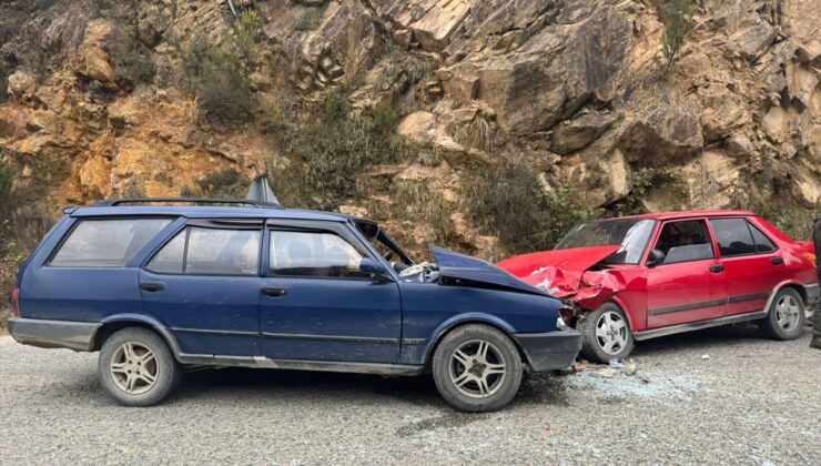 Giresun'da iki otomobilin çarpıştığı kazada 6 kişi yaralandı