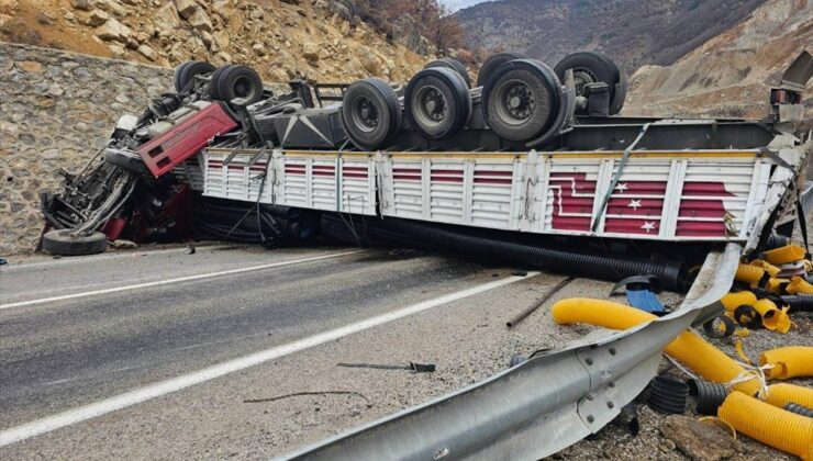 Gümüşhane'de istinat duvarına çarpan tırın sürücüsü yaralandı