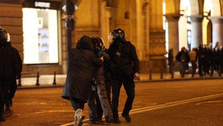 Gürcistan’ın başkenti Tiflis’te göstericilerin dün kapattığı cadde polisin müdahalesiyle açıldı