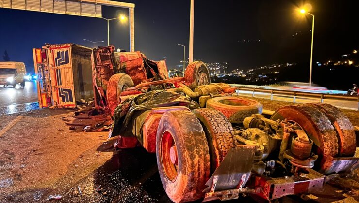 Hatay’da otomobil taşıyan tırın devrilmesi sonucu sürücü yaralandı