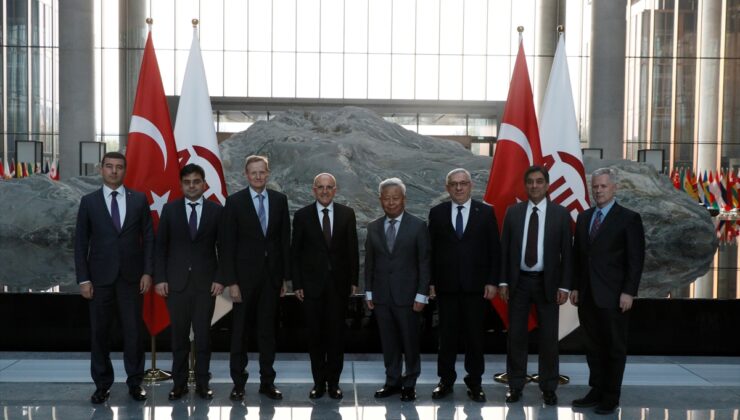 Hazine ve Maliye Bakanı Şimşek, Asya Altyapı Yatırım Bankası’nı ziyaret etti