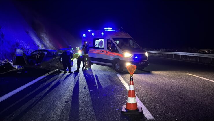 İstanbul-İzmir Otoyolu’nda 5 araç tırdan düşen tomruklara çarptı, 1 kişi öldü, 9 kişi yaralandı