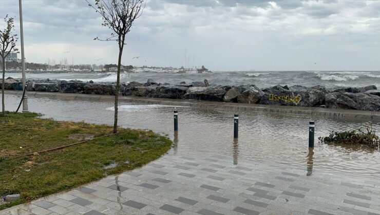 İstanbul’da şiddetli lodos nedeniyle sahilde su birikti