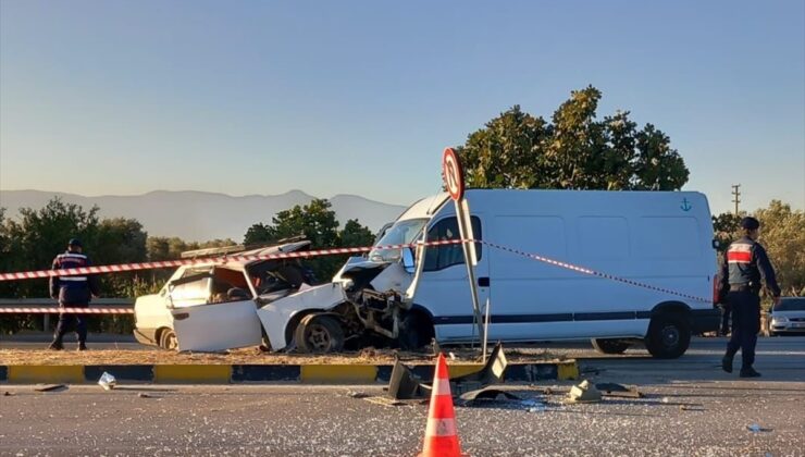 İzmir'de kamyonet ile otomobilin çarpıştığı kazada 1 kişi öldü