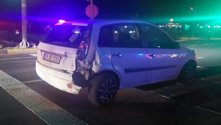 İzmir'de otomobille çarpışan motosikletteki 2 kişi yaralandı