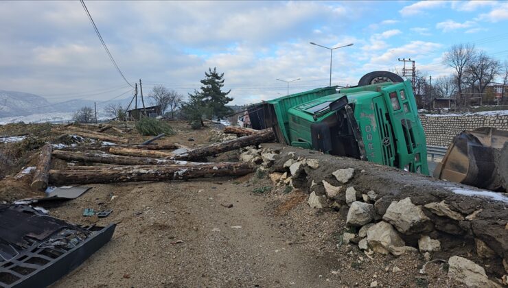 Karabük’te devrilen tomruk yüklü kamyondaki 2 kişi öldü