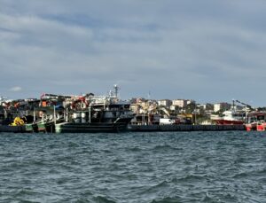 Karadeniz'de fırtına uyarısı sonrası balıkçılar Sinop Limanı'na sığındı