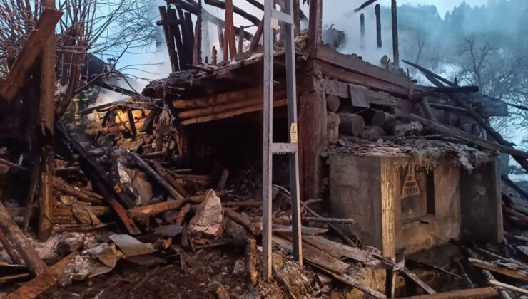 Kastamonu’da evde çıkan yangında 1 kişi yaralandı, kayıp baba ve engelli oğlu aranıyor