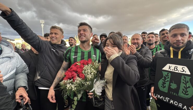 Kilis’te futbolcu, maç sonunda kız arkadaşına evlenme teklifinde bulundu