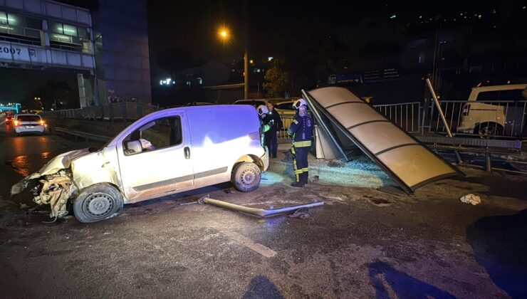 Kocaeli’de otobüs durağına çarpan hafif ticari aracın sürücüsü yaralandı