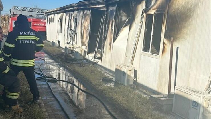 Manisa'da konteyner yatakhanede çıkan yangında 4 işçi yaralandı