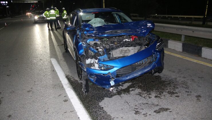 Manisa’da yola çıkan ata çarpan otomobildeki 3 kişi yaralandı