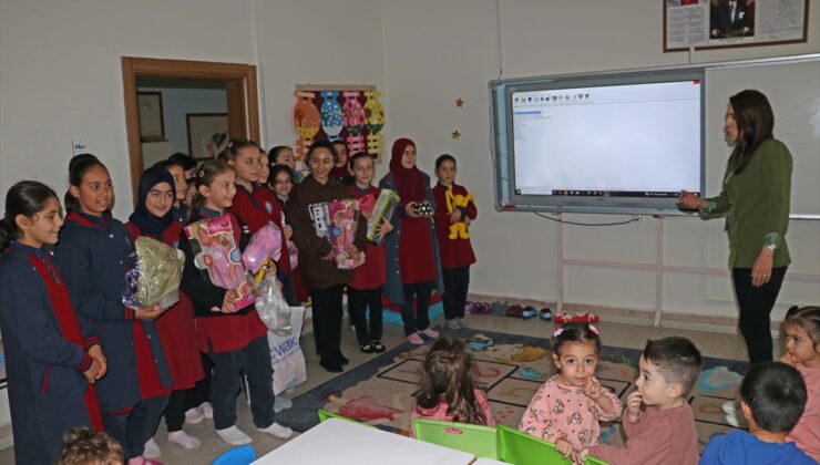 Ortaokul öğrencileri oyuncaklarla ana sınıfındaki çocukların yüzünü güldürdü