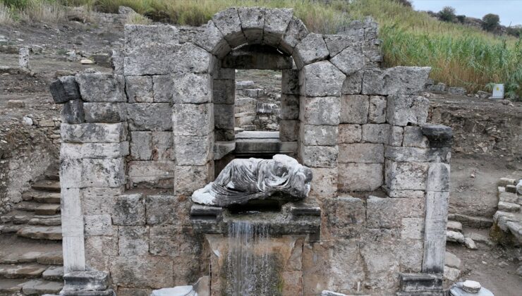 Perge’deki Antik Kestros çeşmesinden 1800 yıl sonra su akmaya başladı