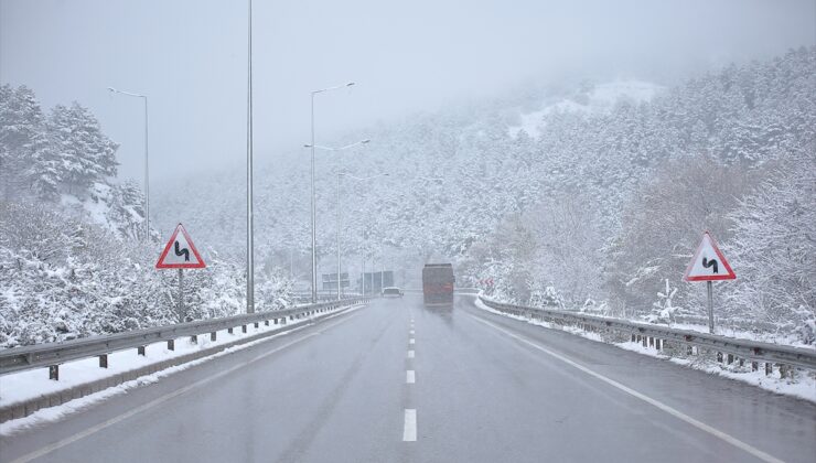 Samsun-Ankara kara yolunun Çorum kesiminde kar etkili oluyor