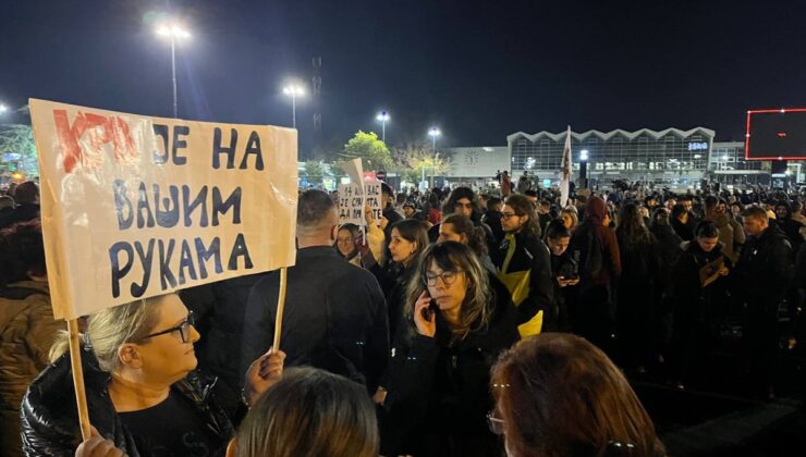 Sırbistan’da tren istasyonunda 14 kişinin ölmesi nedeniyle bir kez daha protesto düzenlendi