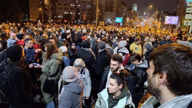 Sırbistan’da tren istasyonundaki ölümlü kazaya tepki gösterenler köprü trafiğini kapattı