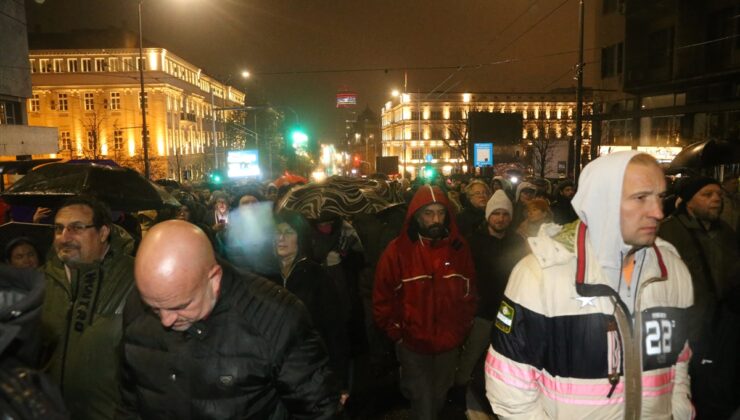 Sırbistan’da tren istasyonundaki ölümlü kazayı protesto edenler başbakanın istifasını istedi