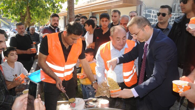 Şırnak’taki etkinlikte kazanlarda buğdayla hazırlanan yemek vatandaşlara ikram edildi