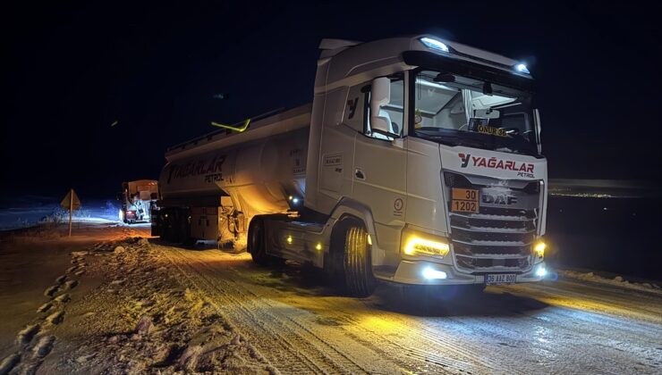 Türkgözü-Posof-Damal kara yolu tır geçişine kapatıldı