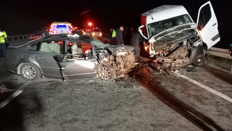 Yozgat'ta minibüsle otomobilin çarpıştığı kazada 3 kişi öldü, 5 kişi yaralandı