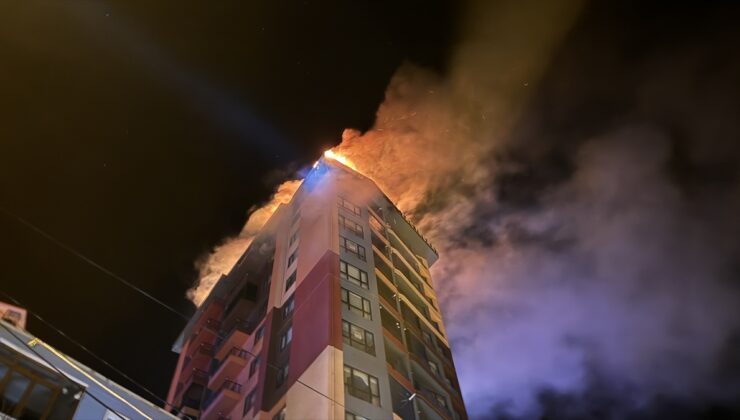 Zonguldak’ta apartmanın çatısında çıkan yangın söndürüldü