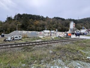 Zonguldak’ta trenin çarptığı hafif ticari araçtaki 2 kişi yaralandı