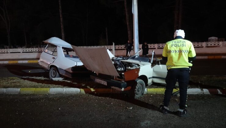 Edirne'de aydınlatma direğine çarparak ikiye bölünen otomobildeki 1 kişi öldü, 1 kişi yaralandı